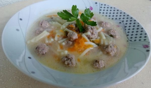 Супа топчета с натрошени спагети
