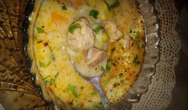 Супа топчета със кълцано свинско и зеленчуци