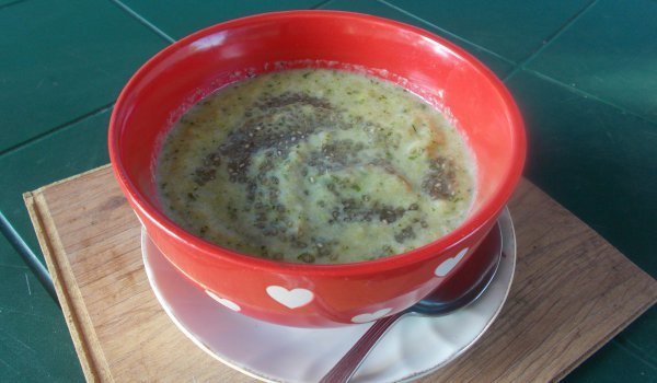 Супичка с броколи, тиквички и чия