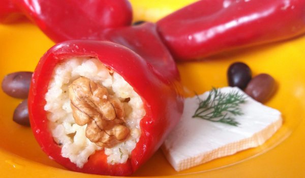 Сурови пълнени чушки с просо за пикник