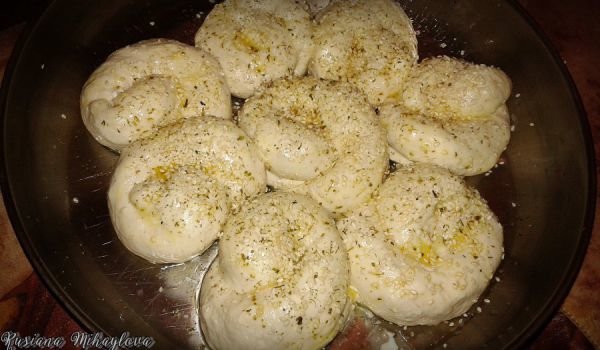 Сусамена питка с масло, сирене и самардала