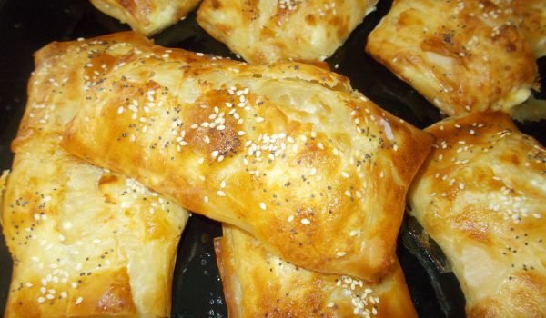 Сусамени банички