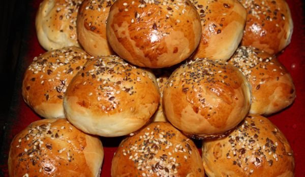 Сусамени питки с прясно мляко