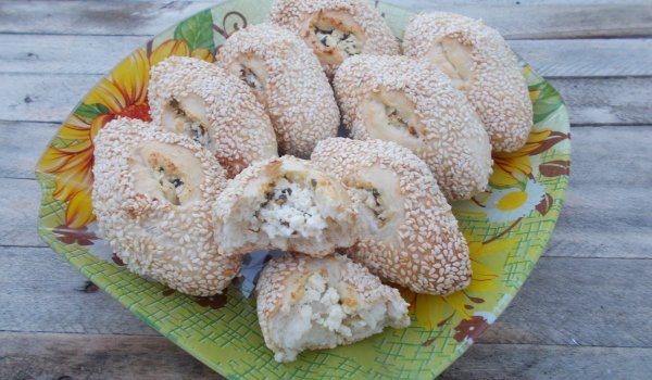 Сусамени питки със сирене и магданоз