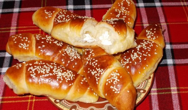 Сусамови кифлички със сирене