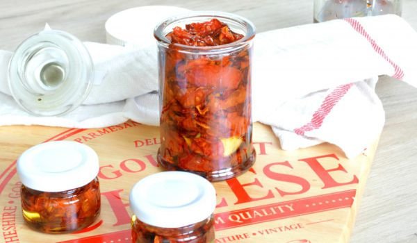 Сушени домати с босилек