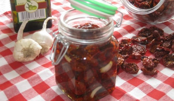 Сушени домати с подправки