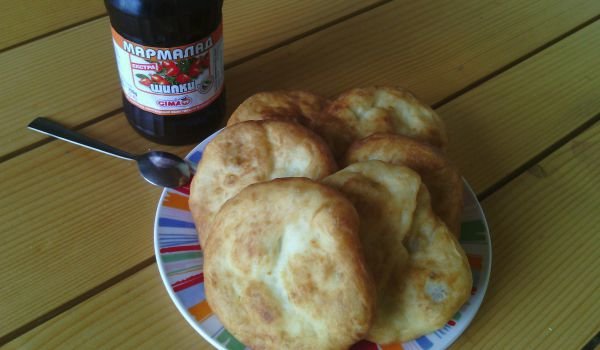Сутрешни мекици с мая и сода