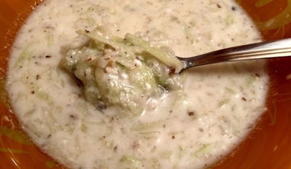 Свеж таратор с ябълка и куркума