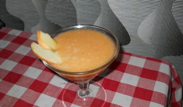 Свежа напитка с ябълки и моркови