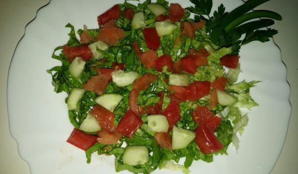 Свежа пролетна салата с домати