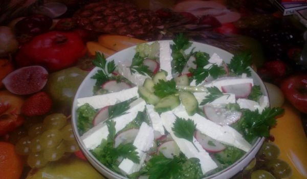 Свежа пролетна салата с магданоз