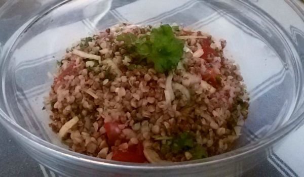 Свежа салата от елда и домати