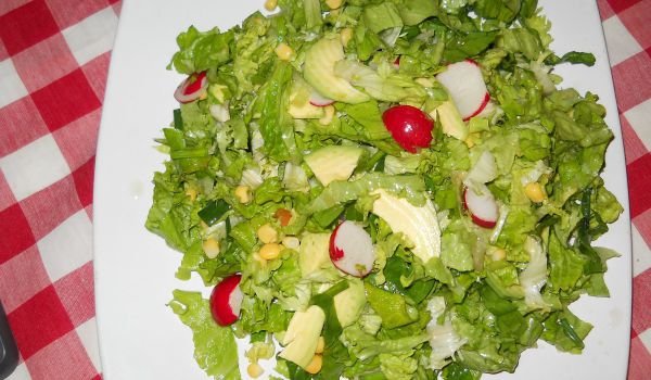 Свежа салата с авокадо и репички