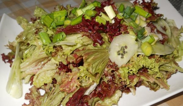 Свежа салата с червена маруля и пресен чесън