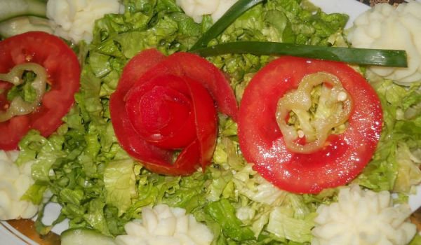 Свежа салата с картофени розички