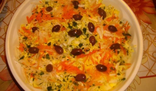 Свежа салата с китайско зеле, ряпа и моркови