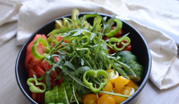 Свежа салата с леща белуга