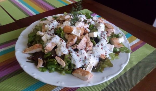 Свежа салата с пилешко и млечен дресинг