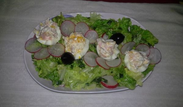 Свежа салата с пълнени яйца