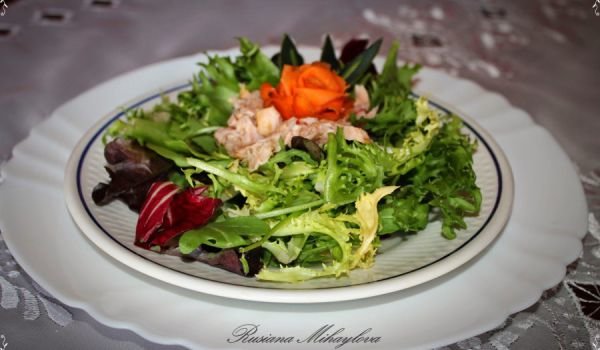 Свежа салата с рукола, айсберг и риба тон