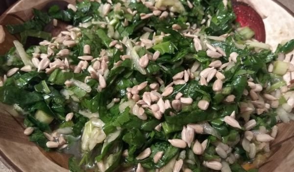 Свежа салата със слънчогледово семе