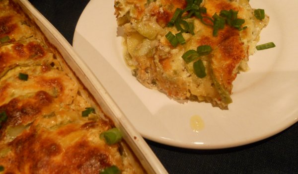 Свежа запеканка от тиквичка и картофи