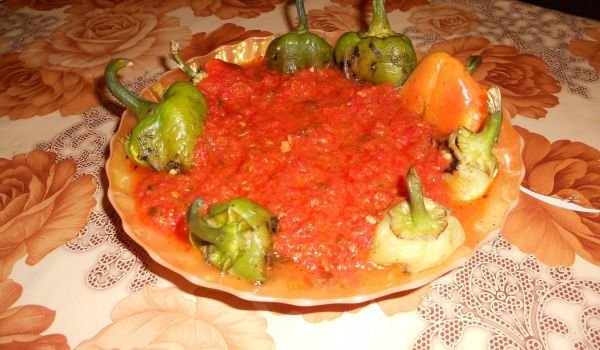 Свежи чушки с доматен сос