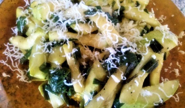 Свежи тиквички с пармезан и бял пипер