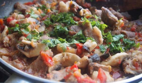 Свинска плешка със зеленчуци и бяло вино