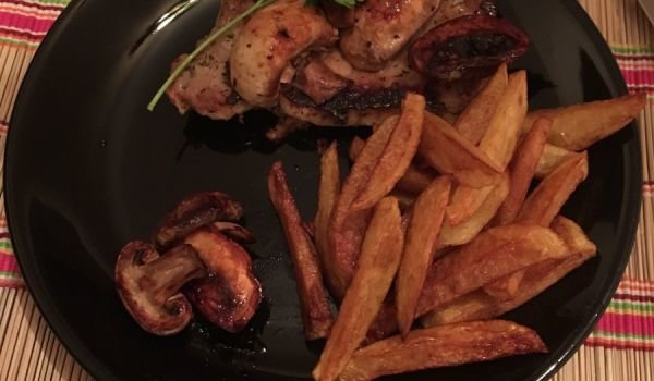 Свинска пържола на тиган с горски гъби и картофки