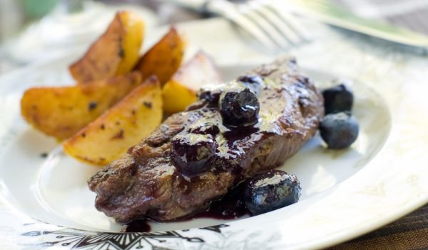 Свински бонфиленца в сос от сини боровинки