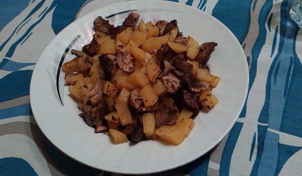 Свински бъбреци и гъби с картофи на фурна