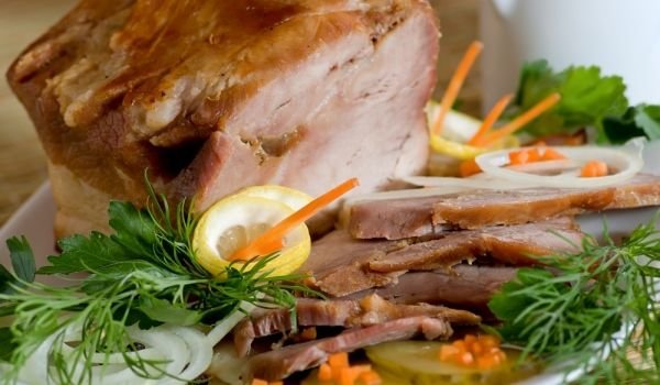 Свински бут с бекон, праз и гъби