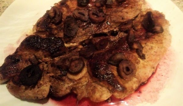 Свински бут с кост с гъбки и пиперен сос с домашно винце