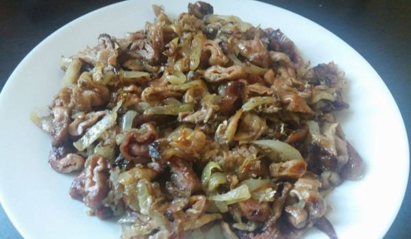 Свински чревца с кромид лук