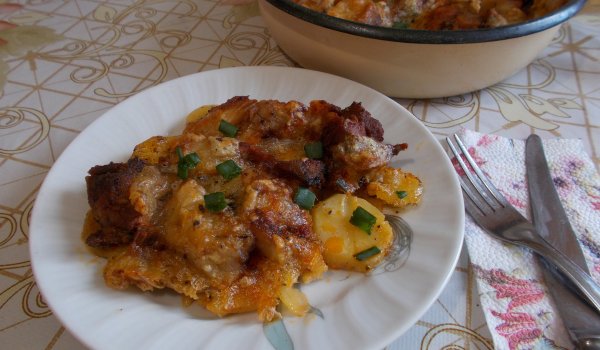 Свински джолан с картофи и моцарела на фурна