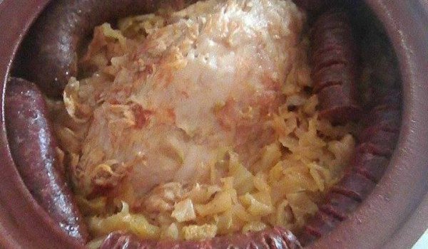 Свински джолан с кисело зеле в гювеч