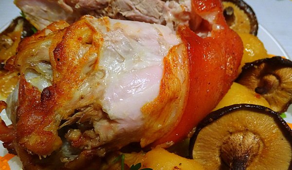 Свински джолан с кожа в гювеч