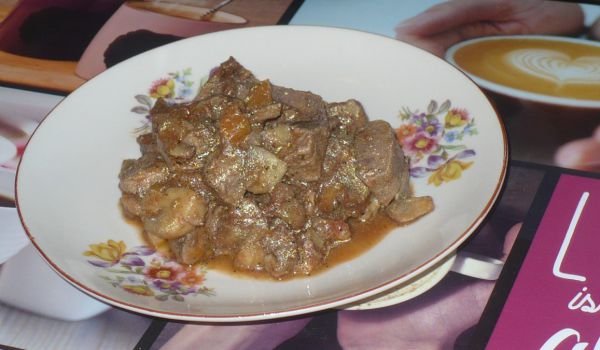 Свински дроб със зеленчуци и вино