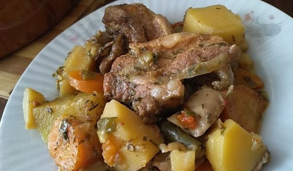 Свински гърди без кост със зеленчуци в гювеч