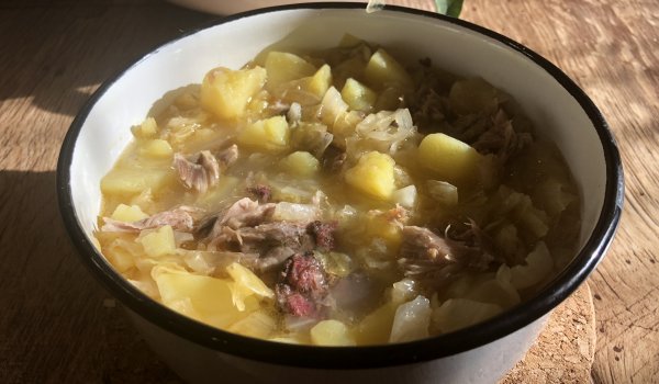 Свински гърди с кисело зеле и картофи по бански