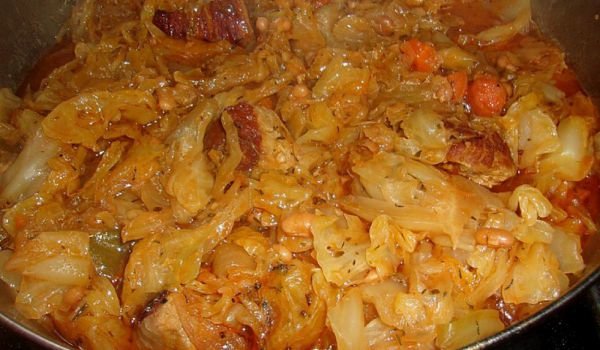 Свински гърди с кисело зеле и зрял боб