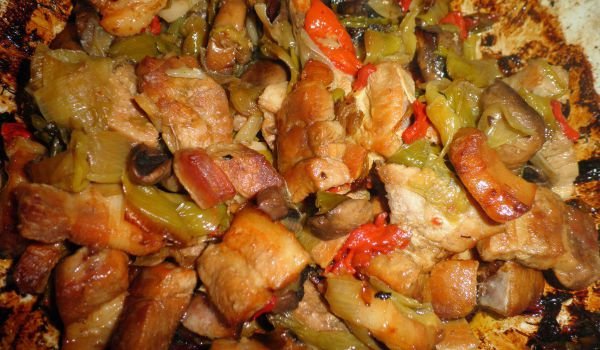 Свински гърди с праз лук