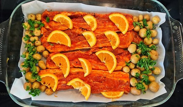 Свински гърди в марината с бейби картофки на фурна