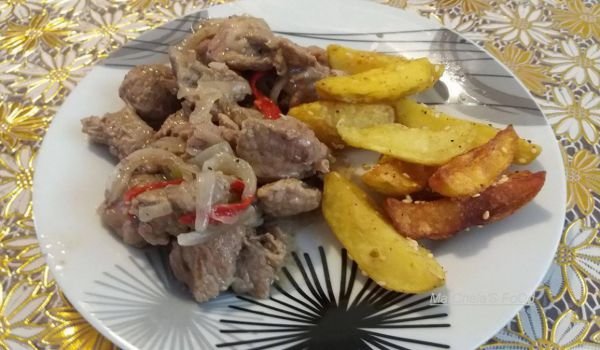 Свински хапки с лук и чушки на тиган