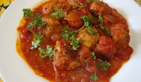 Свински кюфтенца с доматен сос