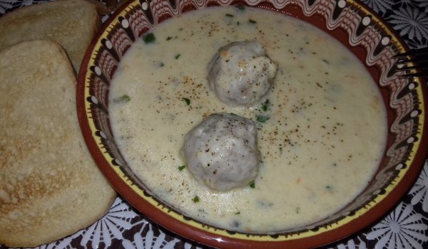 Свински кюфтета с варена застройка