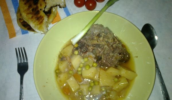 Свински кокали с грах и картофи в крок пот