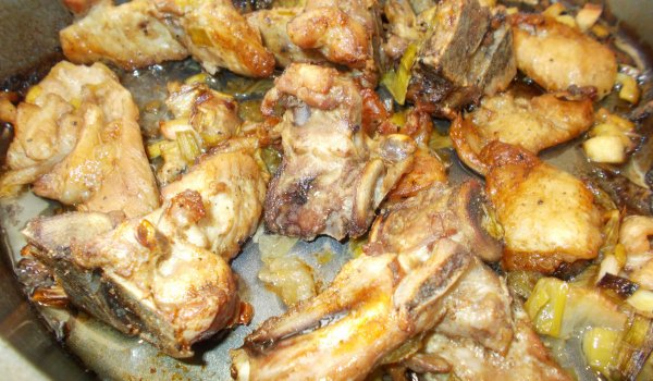 Свински кокали с праз на фурна